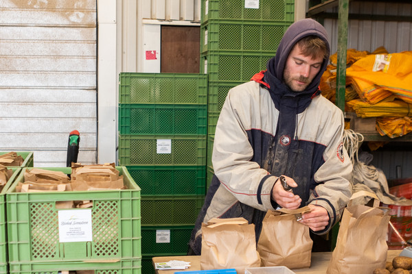 Beim Kartoffeln packen